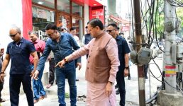 जन शिकायत की पड़ताल करने मौके पर पहुंचे सीएम, वीडियो कॉल के जरिए अधिकारियों को दिखाई स्थिति