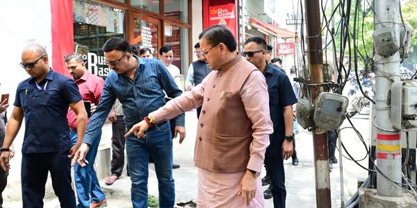 जन शिकायत की पड़ताल करने मौके पर पहुंचे सीएम, वीडियो कॉल के जरिए अधिकारियों को दिखाई स्थिति