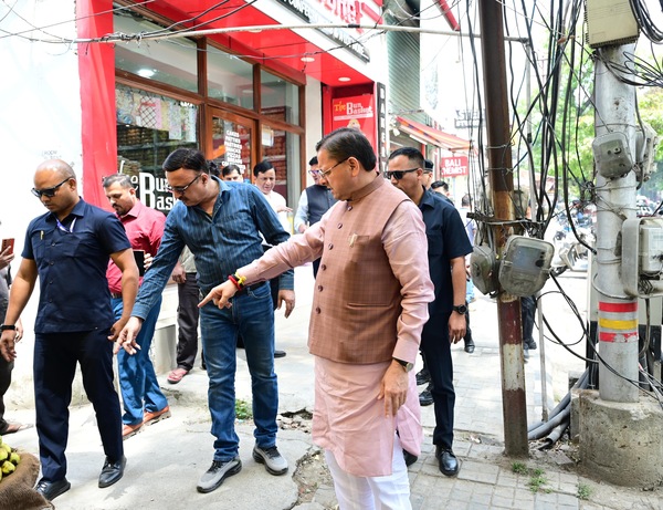 जन शिकायत की पड़ताल करने मौके पर पहुंचे सीएम, वीडियो कॉल के जरिए अधिकारियों को दिखाई स्थिति