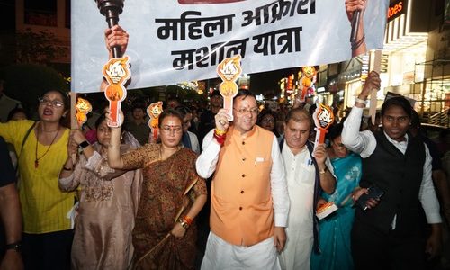 देहरादून में सीएम धामी के नेतृत्व में महिला आक्रोश मशाल यात्रा में उमड़ा जनसैलाब, गांधी पार्क से घण्टाघर तक नारी शक्ति का प्रचंड प्रदर्शन
