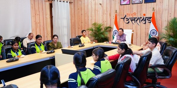 मुख्यमंत्री ने बालिकाओं के साथ प्रधानमंत्री के ‘मन की बात’ के 134 वें संस्करण को सुना, किया छात्राओं से संवाद
