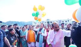 Pithoragarh मुख्यमंत्री धामी ने स्टेडियम में उच्चीकृत क्रिकेट मैदान जनपदवासियों को किया समर्पित, खिलाड़ियों के साथ खेल मैदान में उतरे