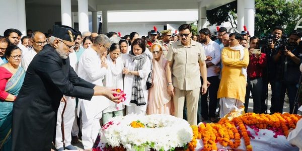 उपराष्ट्रपति सीपी राधाकृष्णन, राज्यपाल गुरमीत सिंह एवं मुख्यमंत्री पुष्कर सिंह धामी ने पूर्व मुख्यमंत्री भुवन चंद्र खंडूड़ी  के पार्थिव शरीर पर पुष्प चक्र अर्पित कर उन्हें श्रद्धांजलि दी