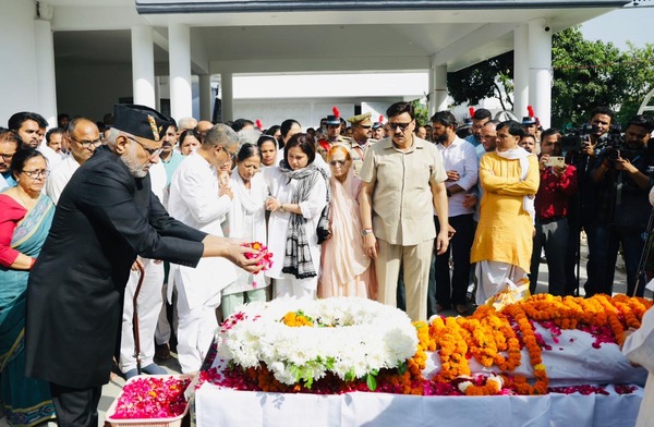 उपराष्ट्रपति सीपी राधाकृष्णन, राज्यपाल गुरमीत सिंह एवं मुख्यमंत्री पुष्कर सिंह धामी ने पूर्व मुख्यमंत्री भुवन चंद्र खंडूड़ी  के पार्थिव शरीर पर पुष्प चक्र अर्पित कर उन्हें श्रद्धांजलि दी