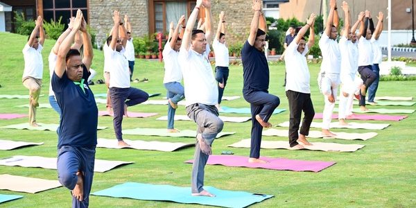 21 जून को आयोजित होने वाले अंतरराष्ट्रीय योग दिवस के उपलक्ष्य में मुख्यमंत्री ने अधिकारियों एवं कर्मचारियों के साथ योगाभ्यास किया