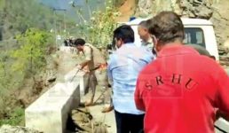 देवप्रयाग में दर्दनाक हादसा, अलकनंदा नदी में गिरी इनोवा, 3 की मौत, 4 लापता