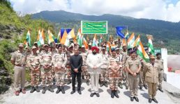 Pithoragarh राज्यपाल ने मुनस्यारी में ITBP जवानों से मुलाकात की, गंगोलीहाट हाट कालिका मंदिर में की विशेष पूजा