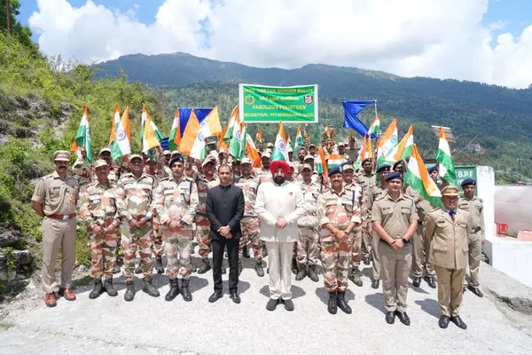 Pithoragarh राज्यपाल ने मुनस्यारी में ITBP जवानों से मुलाकात की, गंगोलीहाट हाट कालिका मंदिर में की विशेष पूजा