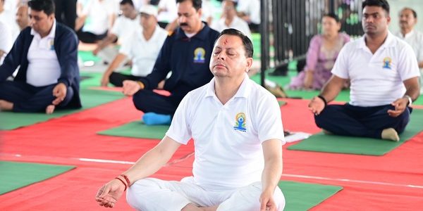 मुख्यमंत्री ने बनबसा में किया सामूहिक योगाभ्यास, योग को दैनिक जीवन का हिस्सा बनाने का किया आह्वान