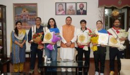 मुख्यमंत्री धामी से मिलीं अंतरराष्ट्रीय स्तर पर पदक जीतने वाली उत्तराखंड की महिला मुक्केबाज, मुख्यमंत्री ने किया सम्मानित