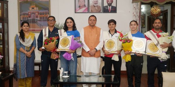 मुख्यमंत्री धामी से मिलीं अंतरराष्ट्रीय स्तर पर पदक जीतने वाली उत्तराखंड की महिला मुक्केबाज, मुख्यमंत्री ने किया सम्मानित