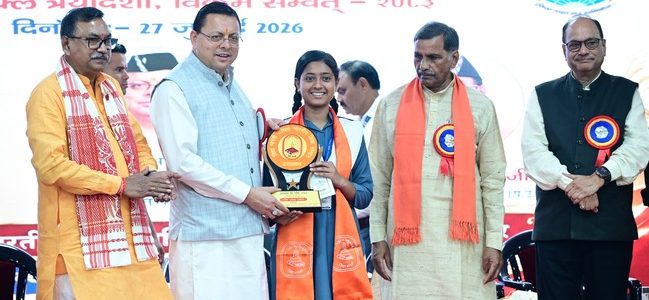 प्रतिभा सम्मान समारोह में मेधावी विद्यार्थियों का सम्मान, मुख्यमंत्री ने बढ़ाया उत्साह, किया आनंद स्वरूप आर्य सरस्वती विद्या मंदिर शिशु वाटिका का लोकार्पण