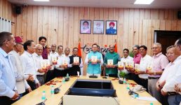 मुख्यमंत्री ने किया ‘सेवा विधि’ पुस्तक का विमोचन