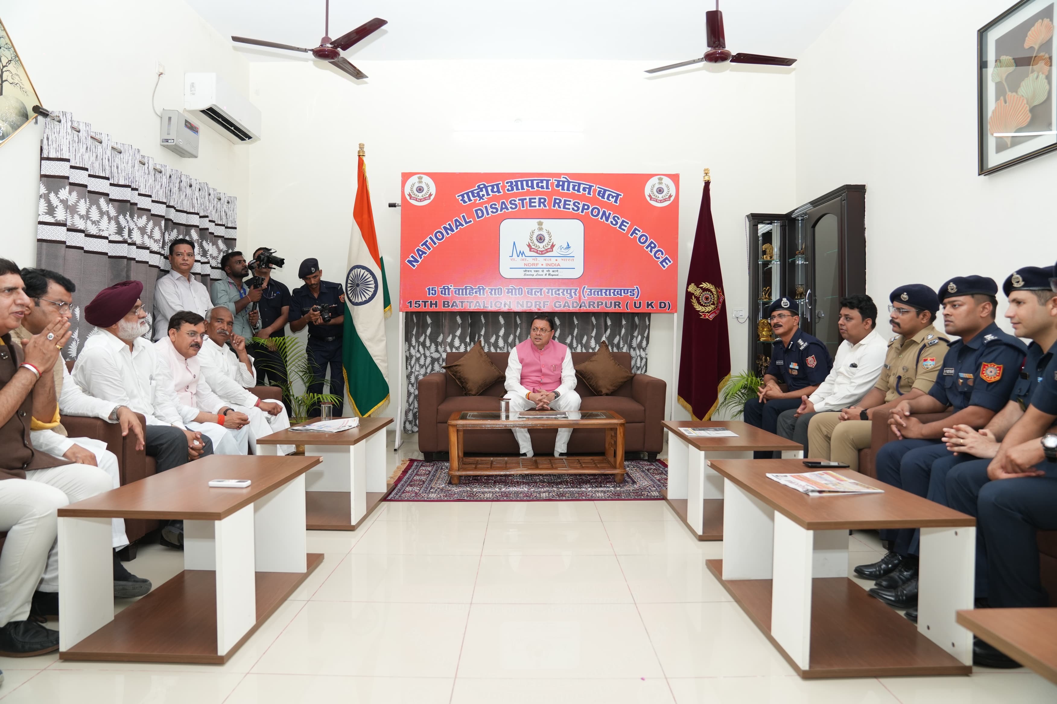 मुख्यमंत्री पुष्कर सिंह धामी ने एनडीआरएफ बटालियन गदरपुर का किया भ्रमण, जवानों से संवाद कर आपदा प्रबंधन व्यवस्थाओं की ली जानकारी