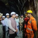 चमोली टनल हादसा: मुख्यमंत्री धामी ने रेस्क्यू का लिया जायजा, घायल श्रमिकों से जिला अस्पताल में मिले
