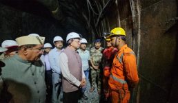 चमोली टनल हादसा: मुख्यमंत्री धामी ने रेस्क्यू का लिया जायजा, घायल श्रमिकों से जिला अस्पताल में मिले