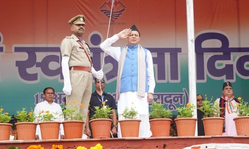 स्वतंत्रता दिवस पर मुख्यमंत्री पुष्कर सिंह धामी ने परेड ग्राउंड में किया ध्वजारोहण, वीर बलिदानियों एवं स्वतंत्रता संग्राम सेनानियों को किया नमन, प्रदेशवासियों को दी स्वतंत्रता दिवस की शुभकामनाएं