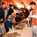 पुष्पवर्षा और चरण प्रक्षालन के साथ देवभूमि ने किया शिवभक्त कांवड़ियों का अभिनंदन, मुख्यमंत्री ने स्वास्थ्य सेवा शिविर का किया शुभारंभ, श्रद्धालुओं को अपने हाथों से परोसा भोजन