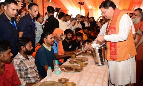 पुष्पवर्षा और चरण प्रक्षालन के साथ देवभूमि ने किया शिवभक्त कांवड़ियों का अभिनंदन, मुख्यमंत्री ने स्वास्थ्य सेवा शिविर का किया शुभारंभ, श्रद्धालुओं को अपने हाथों से परोसा भोजन