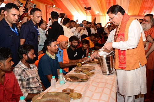 पुष्पवर्षा और चरण प्रक्षालन के साथ देवभूमि ने किया शिवभक्त कांवड़ियों का अभिनंदन, मुख्यमंत्री ने स्वास्थ्य सेवा शिविर का किया शुभारंभ, श्रद्धालुओं को अपने हाथों से परोसा भोजन