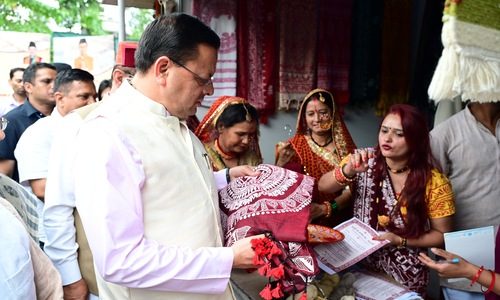राष्ट्रीय हथकरघा दिवस पर मुख्यमंत्री धामी ने उत्कृष्ट बुनकरों और हस्तशिल्प कारीगरों को किया सम्मानित