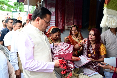 राष्ट्रीय हथकरघा दिवस पर मुख्यमंत्री धामी ने उत्कृष्ट बुनकरों और हस्तशिल्प कारीगरों को किया सम्मानित