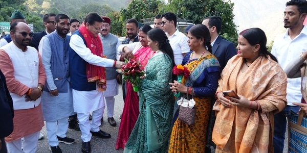 विधानसभा सत्र के लिए गैरसैंण आगमन पर मुख्यमंत्री पुष्कर सिंह धामी का भव्य स्वागत, गौचर, कर्णप्रयाग सहित विभिन्न स्थानों पर स्थानीय लोगों ने पुष्प वर्षा कर किया मुख्यमंत्री का स्वागत