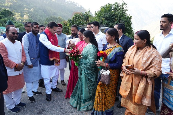 विधानसभा सत्र के लिए गैरसैंण आगमन पर मुख्यमंत्री पुष्कर सिंह धामी का भव्य स्वागत, गौचर, कर्णप्रयाग सहित विभिन्न स्थानों पर स्थानीय लोगों ने पुष्प वर्षा कर किया मुख्यमंत्री का स्वागत