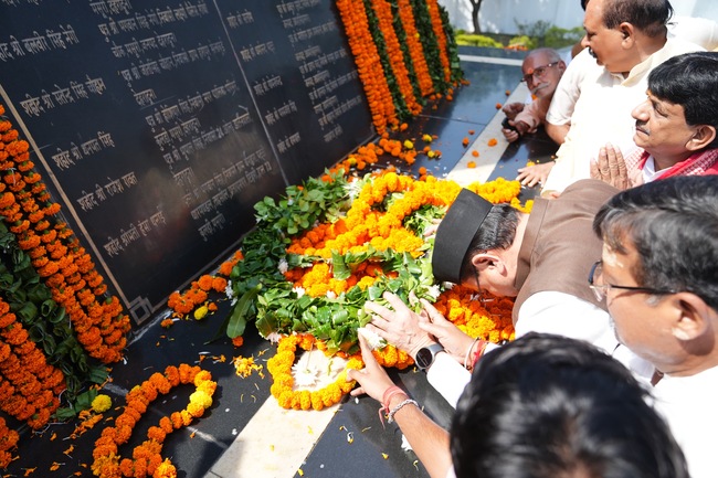 रामपुर तिराहा के अमर बलिदानियों को मुख्यमंत्री पुष्कर सिंह धामी ने दी श्रद्धांजलि, रामपुर तिराहा स्थित राज्य अतिथि गृह का होगा उच्चीकरण, पुस्तकालय बनेगा ई-लाइब्रेरी, संग्रहालय का भी होगा विस्तार