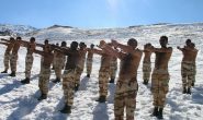 फोटो में देखिए कैसे हिमालय में योग से फिट रहते हैं ये ITBP जवान