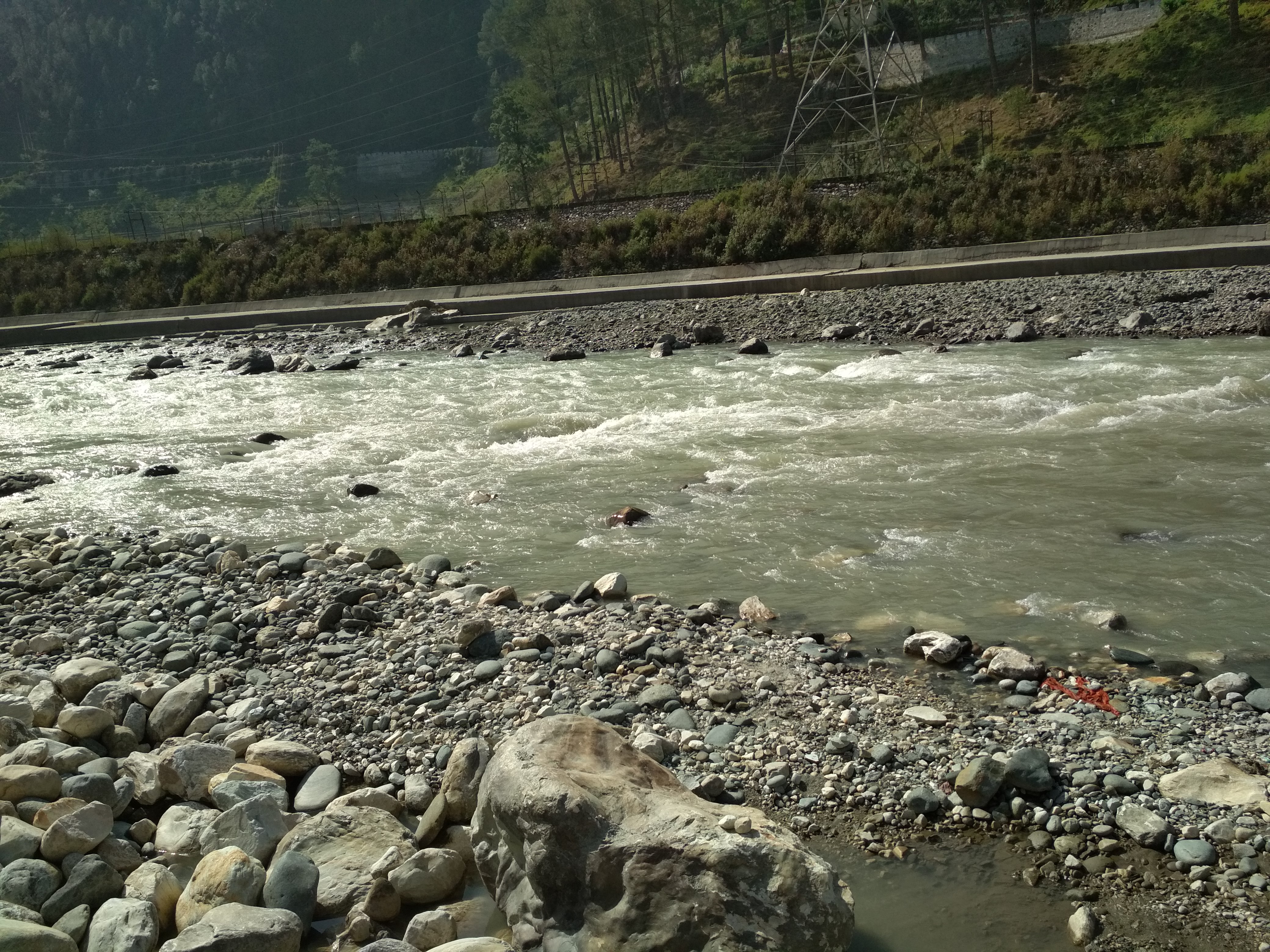 Uttarakhand यहां कच्चे पुल से नदी में गिरे मां और 15 साल का बेटा, मां का शव मिला, बेटे की तलाश जारी