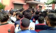 उत्तराखंड में थाने में भिड़े कांग्रेस और बीजेपी, पत्थरबाजी मेंं कुछ घायल