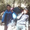 उत्तराखंड – इस गांव में आज भी 18 किलोमीटर पैदल चलकर कंधे पर मरीजों को पहुंचाते हैं अस्पताल