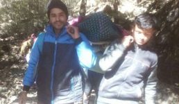 उत्तराखंड – इस गांव में आज भी 18 किलोमीटर पैदल चलकर कंधे पर मरीजों को पहुंचाते हैं अस्पताल