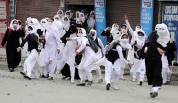 पढ़िए कश्मीर में इन पत्थरबाज लड़कियों को पकड़कर सेना उनके साथ क्या करती है