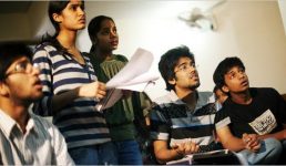 गढ़वाल विश्वविद्यालय ने छात्रों को परीक्षा के लिए तो बुला लिया, लेकिन खुद पेपर छापना भूल गया