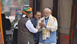 संसद का बजट सत्र शुरू, राष्ट्रपति ने कहा कि मोदी नया भारत बनाने की ओर चल पड़े हैं