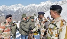 उत्तराखंड – जब केन्द्रीय मंत्री रिजिजू ने औली में ITBP के साथ स्कीइंग की, तस्वीरें देखें