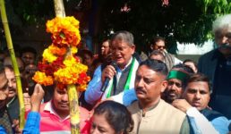 उत्तराखंड सरकार के खिलाफ हरीश रावत का धरना-उपवास, दिन में ही आलू-पूरी खाकर तोड़ा
