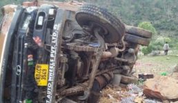 उत्तराखंड : सड़क से नीचे गिरा वाहन, होली के लिए घर जा रहे वाहन चालक की स्थिति काफी नाजुक, डॉक्टरों ने बड़े अस्पताल के लिए किया रेफर