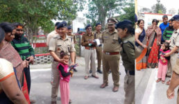 उत्तराखंड पुलिस नहीं होती तो पूर्णागिरि मेले में परिवार से बिछड़ जाती सोनाक्षी, रो-रो कर मां ने कहा धन्यवाद