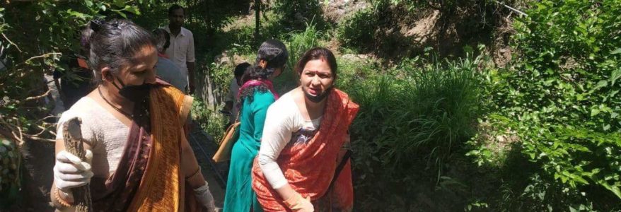 उत्तराखंड : नंदप्रयाग नगर पंचायत अध्यक्ष हिमानी वैष्णव, सफाई के लिए खुद उतर गईं नाले में उत्तराखंड : नंदप्रयाग नगर पंचायत अध्यक्ष हिमानी वैष्णव, सफाई के लिए खुद उतर गईं नाले में