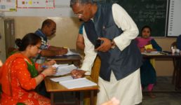 देश में पहले चरण का मतदान रहा शांतिपूर्ण, उत्तराखंड में 57.85 फीसदी मतदान, CM त्रिवेंद्र रावत ने भी डाला वोट