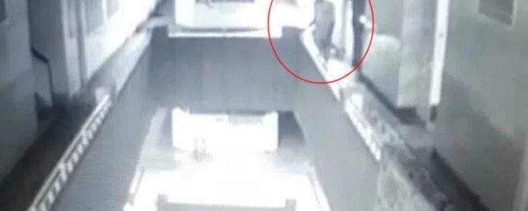 उत्तराखंड : दो युवतियों को अगवा कर लाया था, परिजनों को देखा तो छत से कूदा, हुई मौत उत्तराखंड : दो युवतियों को अगवा कर लाया था, परिजनों को देखा तो छत से कूदा, हुई मौत