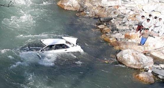 उत्तराखंड : चुनाव ड्यूटी में लगे पुलिसकर्मियों की कार नदी में गिरी, दो लोग लापता उत्तराखंड : चुनाव ड्यूटी में लगे पुलिसकर्मियों की कार नदी में गिरी, दो लोग लापता