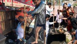 हरिद्वार में सफाई पर राजनीति, नगर निगम के विरोध में मेयर पत्नी  और पति नाले साफ कर रहे