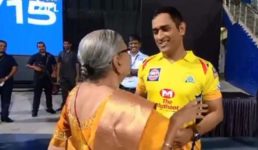 टीम हारी लेकिन अपनी खास फैन से मिलने ड्रेसिंग रूम से बाहर आए महेंद्र सिंह धौनी, Video देखें….