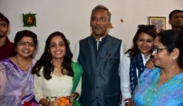 उत्तराखंड : टॉपर गौरांगी बनना चाहती हैं IAS, मुख्यमंत्री त्रिवेंद्र ने घर जाकर दी बधाई