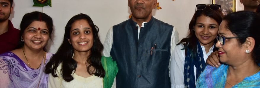 उत्तराखंड : टॉपर गौरांगी बनना चाहती हैं IAS, मुख्यमंत्री त्रिवेंद्र ने घर जाकर दी बधाई उत्तराखंड : टॉपर गौरांगी बनना चाहती हैं IAS, मुख्यमंत्री त्रिवेंद्र ने घर जाकर दी बधाई