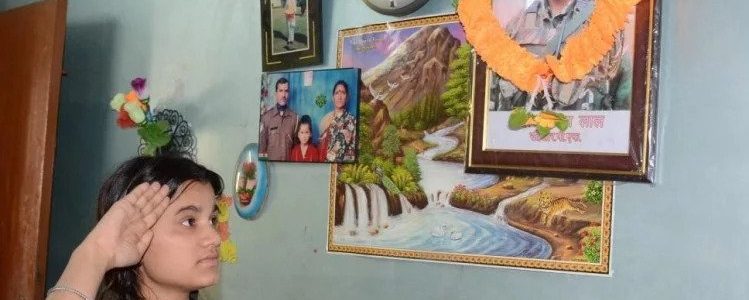 उत्तराखंड : पुलवामा शहीद की बेटी ने कर ली है 12वीं पास, अब पूरा करेंगी पापा को किया वादा उत्तराखंड : पुलवामा शहीद की बेटी ने कर ली है 12वीं पास, अब पूरा करेंगी पापा को किया वादा